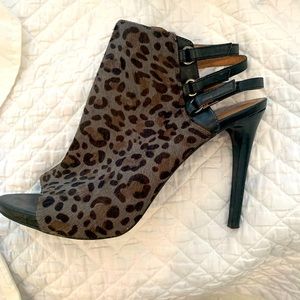 Lightly worn Vince camuto heels. Very comfortable
